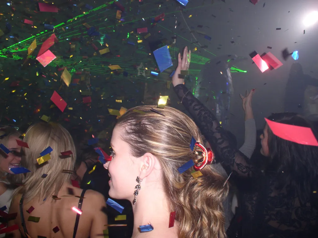 Купить конфетти хлопушки оптом недорого — Красноармейск 