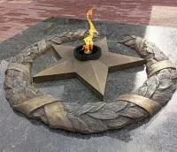 Бронзовый венок со звездой вечного огня в Красноармейске (518550)
