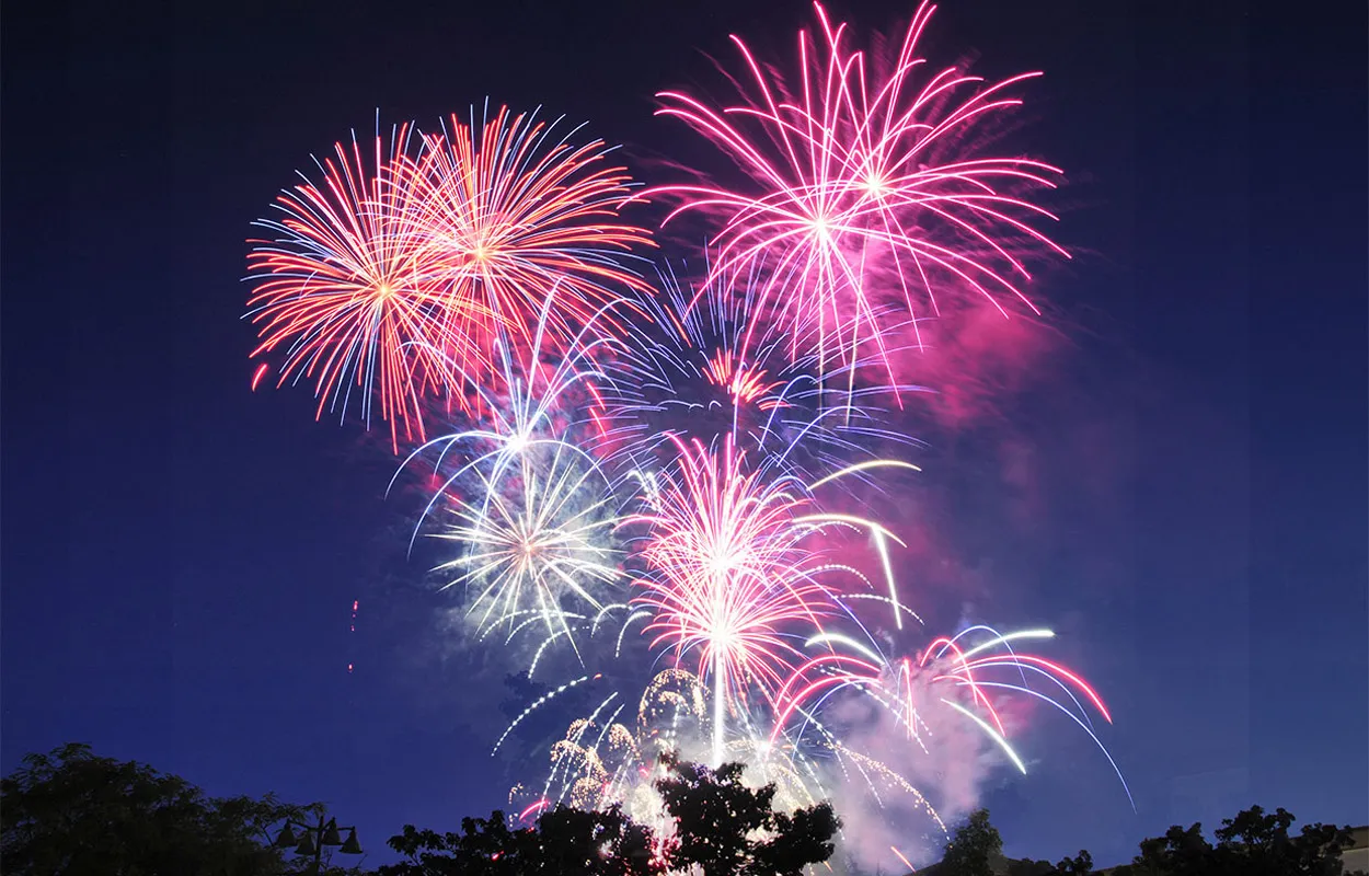 Высотный салют Красноармейск Высотный салют – слагаемые пиротехнического эффекта. Визуальный эффект высотного салюта - заряд летит на высоту, соответствующую калибру пусковой мортиры. После выстрела из пушки пиротехнический шар высотного салюта достигает высоты 100, 150 или все 300 метров, где взрывается ослепительно – яркой огненной сферой. организация и проведение фейерверк шоу от магазина пиротехники — Красноармейск Высотный салют Красноармейск Высотный салют – слагаемые пиротехнического эффекта. Визуальный эффект высотного салюта - заряд летит на высоту, соответствующую калибру пусковой мортиры. После выстрела из пушки пиротехнический шар высотного салюта достигает высоты 100, 150 или все 300 метров, где взрывается ослепительно – яркой огненной сферой. организация и проведение фейерверк шоу от магазина пиротехники — Красноармейск